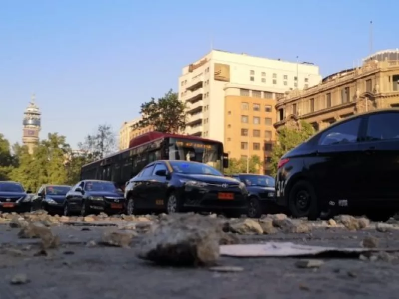 Así amaneció el centro de Santiago tras la intensa jornada de incidentes