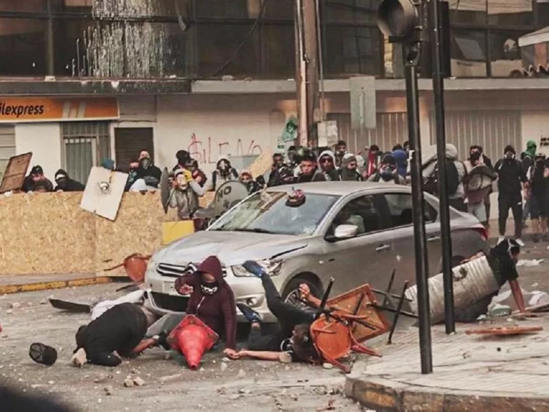 Conductor atropella a manifestantes en centro de Antofagasta: se reportan 4 heridos