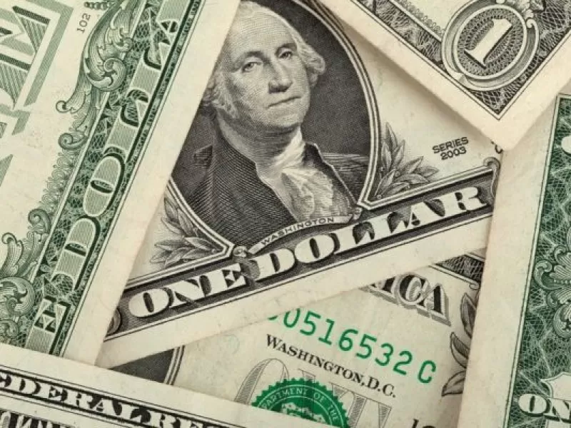 Dólar retrocede fuertemente tras anuncio de inyección del Banco Central