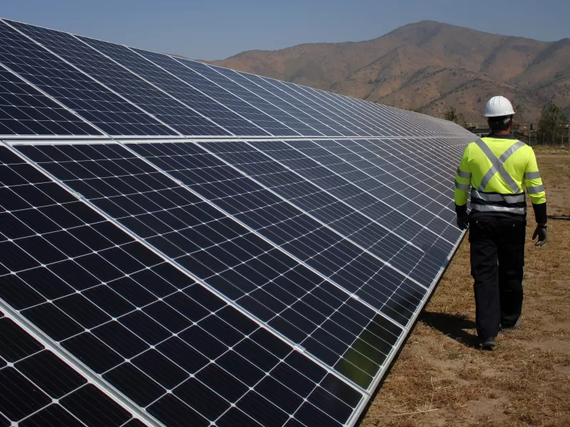 Energía solar para el sector lechero: cómo reducir los costos eléctricos en la agroindustria del sur de Chile