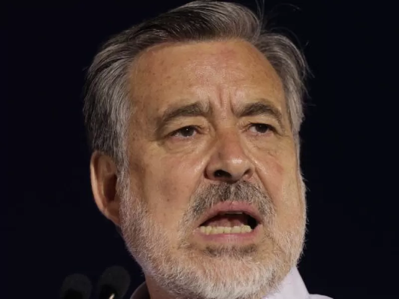 Guillier se suma a solicitud de elecciones anticipadas de presidente y todo el Congreso