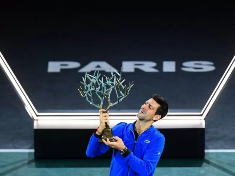 Novak Djokovic arrasó con Shapovalov y se coronó por quinta vez en el Másters 1.000 de París