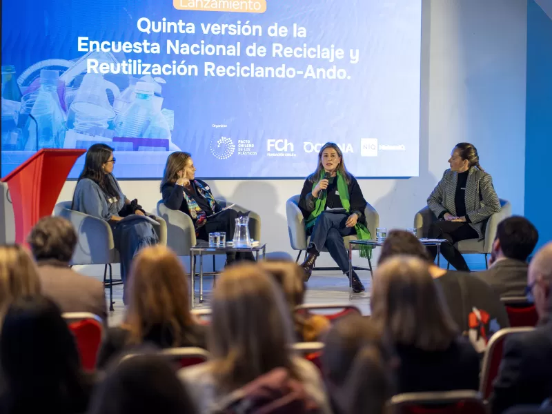 Reciclaje se estabiliza en 53% en Chile, pero crece la brecha entre jóvenes y adultos